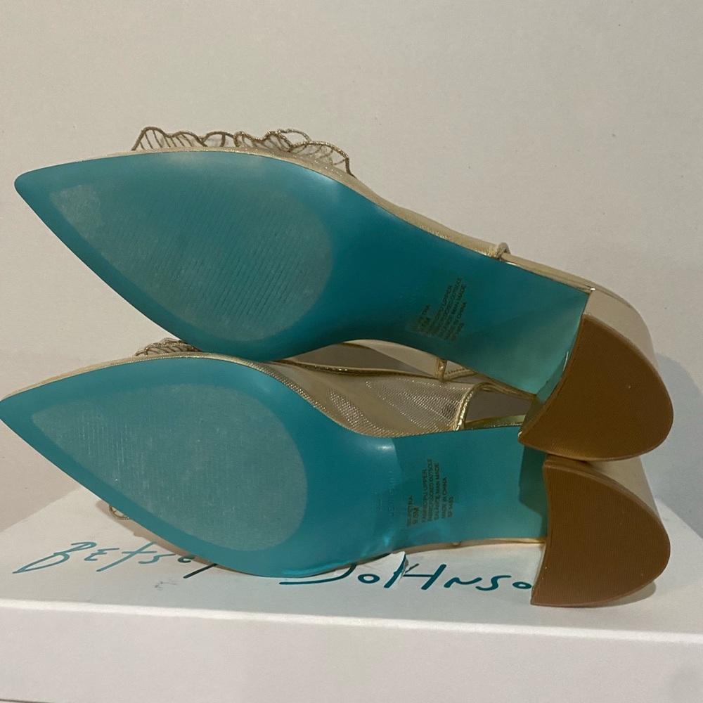 Betsey Johnson Women's Petra Flower Applique Slingback Pumps - Picture 10 of 11